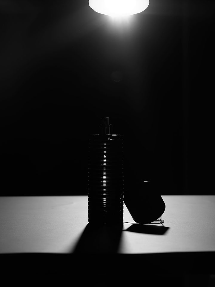 parfum-noir et blanc-lumière zenithale (c) PHILIPPE LACOMBE 